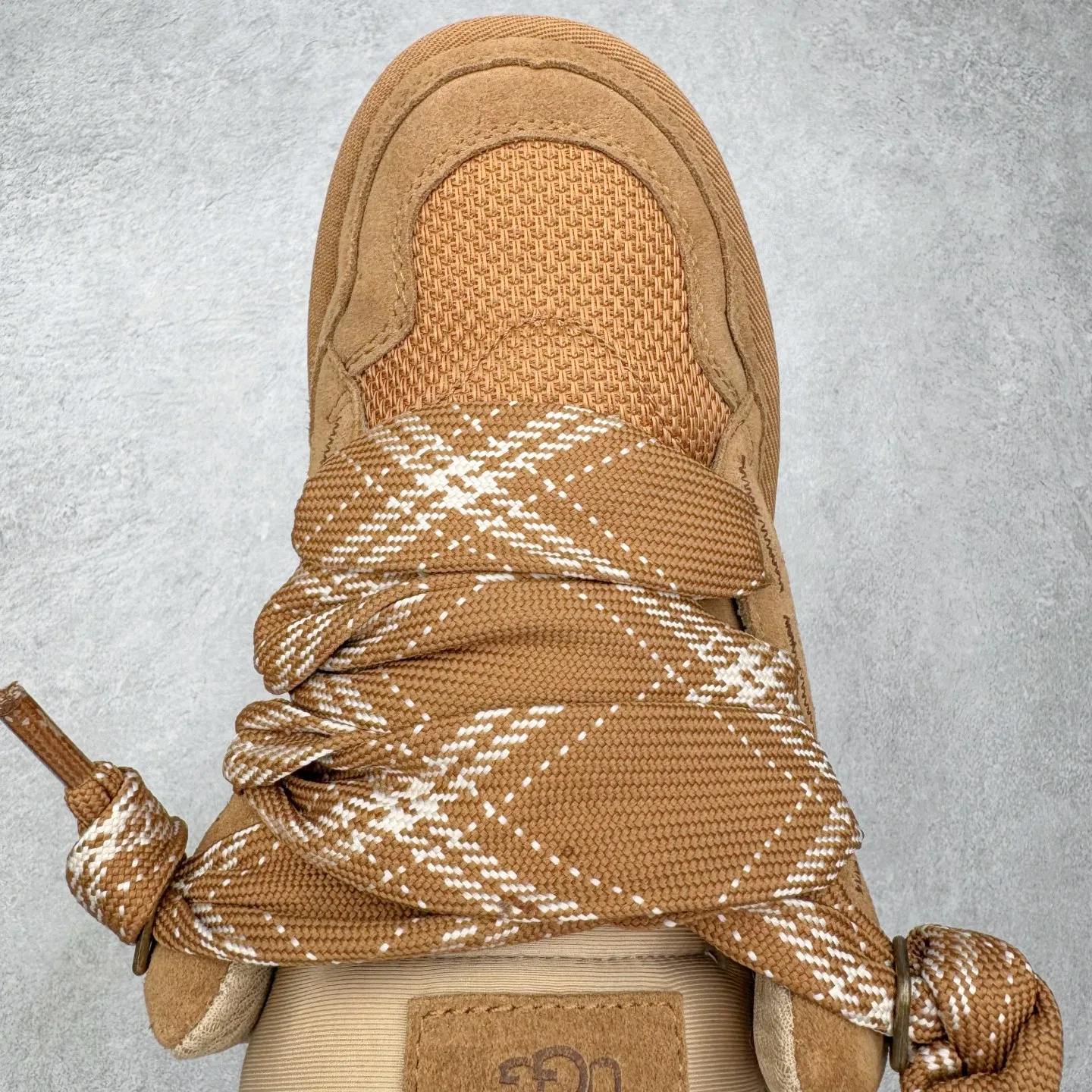 Pick up locally💰640 UGG 4032 Meyer autumn and winter sheepskin and fur integrated snow boots. All shoes are made of ZP from the same factory. Longfeng A-grade Australian imported sheepskin and fur integrated. Men's and women's boots brand OEM production line fully follows the ZP process. OEM original pattern maker adheres to the principle of no original shoes and no development selection. Pay attention to every detail. The most authentic version on the market TREADLITE "Light Wing" technology outsole Lightweight/durable/flexible/pile size: 35 36 37 38 39 40 41 42 43 44 45 Coding: by3936030